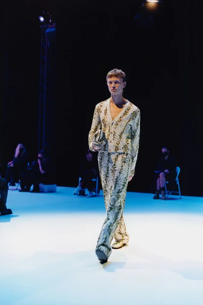 Look 19
